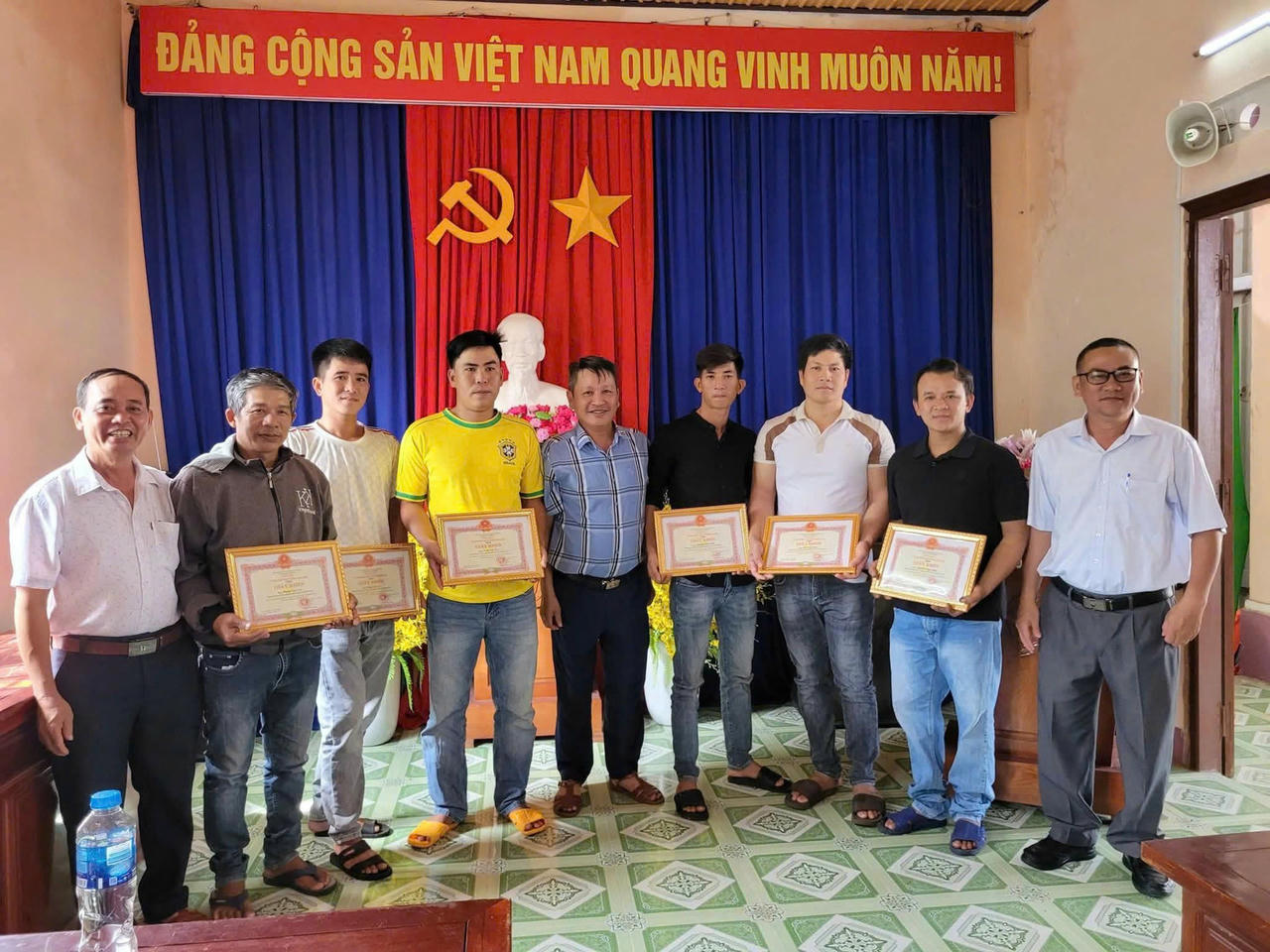 Xả thân cứu người trong lũ dữ, 12 cá nhân ở Đắk Lắk được khen thưởng