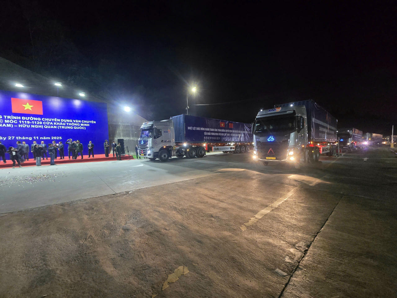 Xe chở hàng hóa đi qua khu vực đường vừa khánh thành.
