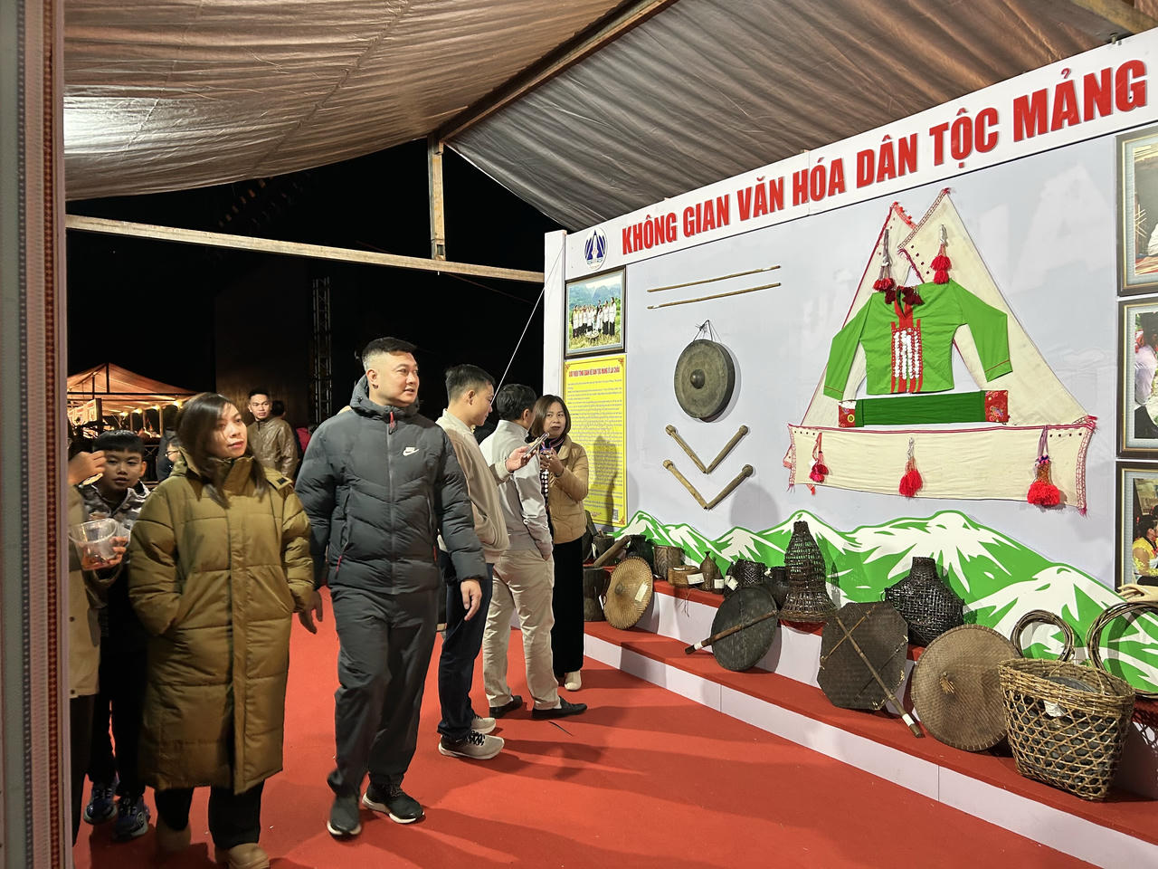 Du khách tham quan tại các không gian văn hoá.