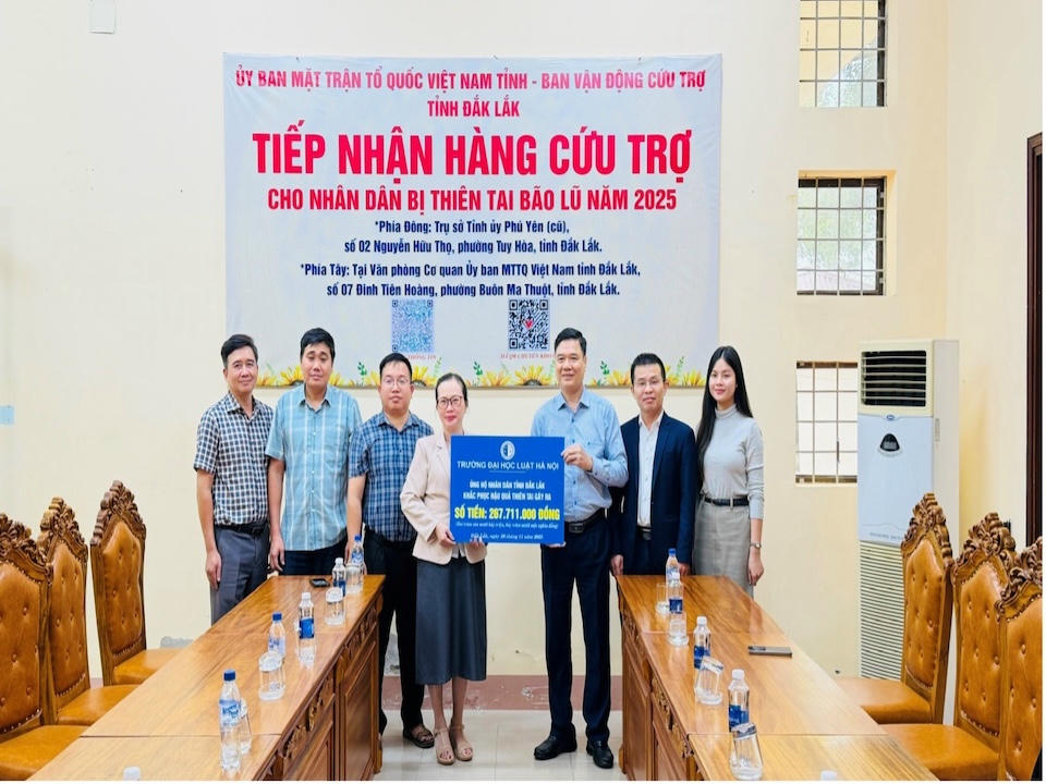 Trường Đại học Luật Hà Nội hỗ trợ đồng bào vùng lũ