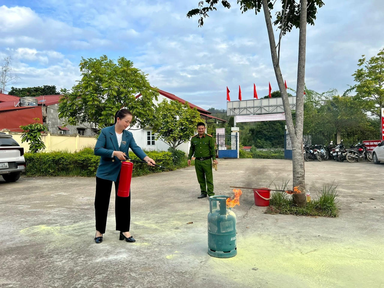 Công an tỉnh Lạng Sơn hướng dẫn cho người dân trên địa bàn phòng cháy, chữa cháy. (Ảnh: Công An Lạng Sơn)