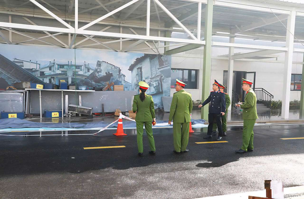 Khám nghiệm hiện trường nơi xảy ra đám cháy.