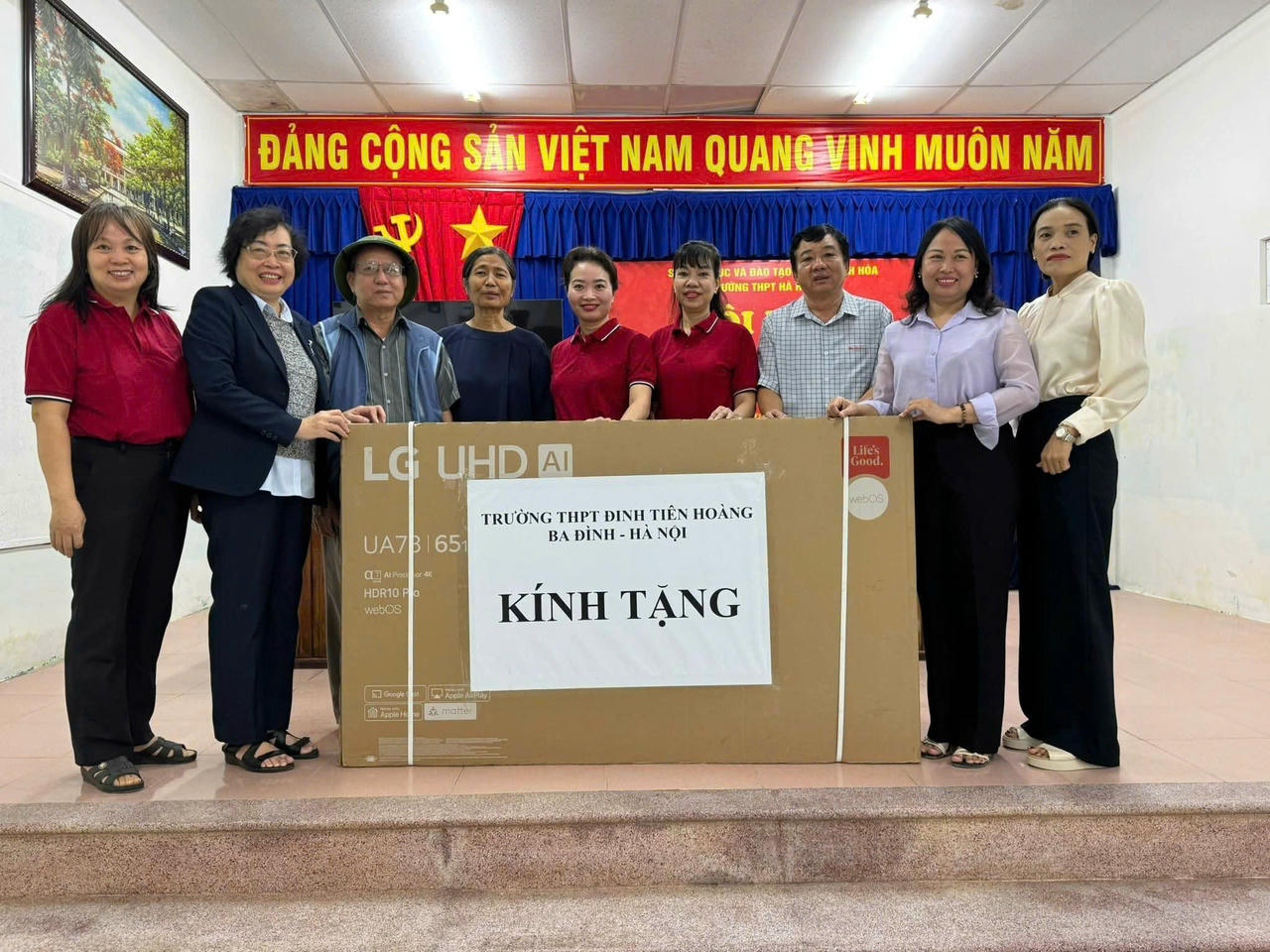 Những món quà tình nghĩa được gửi tới bà con phường Tây Nha Trang và thầy trò trường THPT Hà Huy Tập