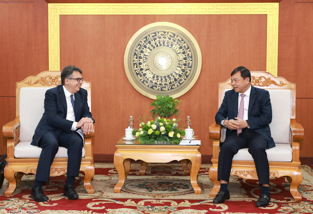 Ông Nguyễn Hoàng Hiệp (Thứ trưởng Bộ NN&amp;MT, bên phải) tiếp đón và trao đổi với ông Remy Ejel (Tổng Giám đốc Nestlé Zone AOA)