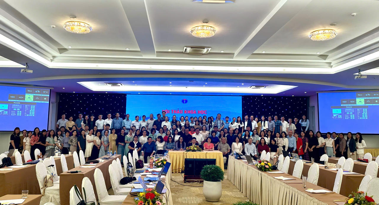 Các đại biểu về tham dự hội thảo chụp hình lưu niệm.