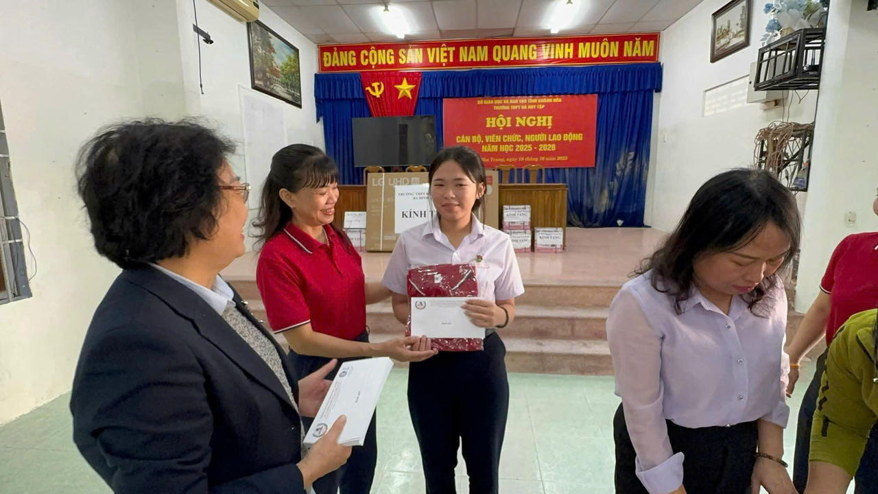 Những món quà tình nghĩa được gửi tới bà con phường Tây Nha Trang và thầy trò trường THPT Hà Huy Tập