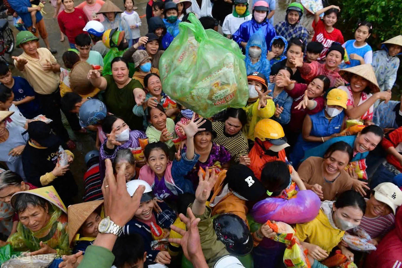 Những hình ảnh ấm lòng vùng rốn lũ Phú Yên. (Ảnh: Huy Nguyễn)