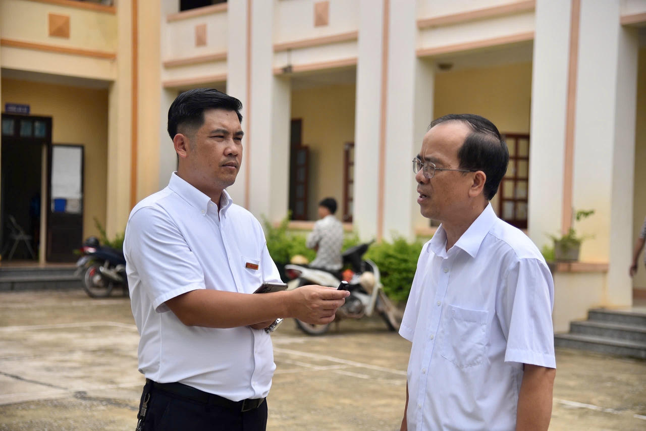 Phóng viên Báo PLVN phỏng vấn ông Dương Công Luyện, Trưởng phòng nghiệp vụ 2 - Sở Tư pháp tỉnh Lạng Sơn. (Ảnh: Thanh Tùng)