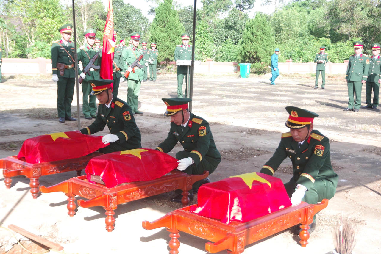 Truy điệu, an táng 3 hài cốt liệt sĩ hy sinh ở "tọa độ lửa" Eo Bù - Chút Mút