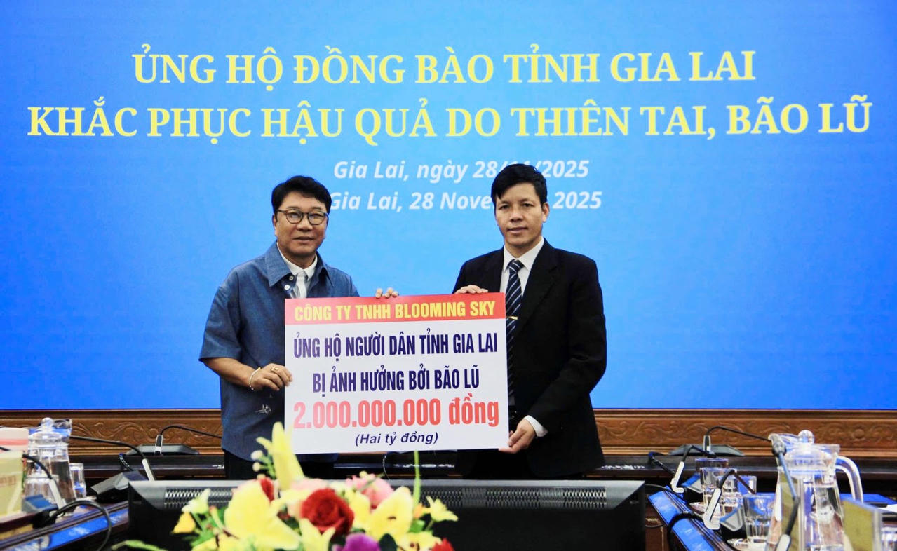 Công ty TNHH Blooming Sky trao tặng 2 tỷ đồng hỗ trợ Nhân dân tỉnh Gia Lai khắc phục thiệt hại do cơn bão số 13 gây ra.