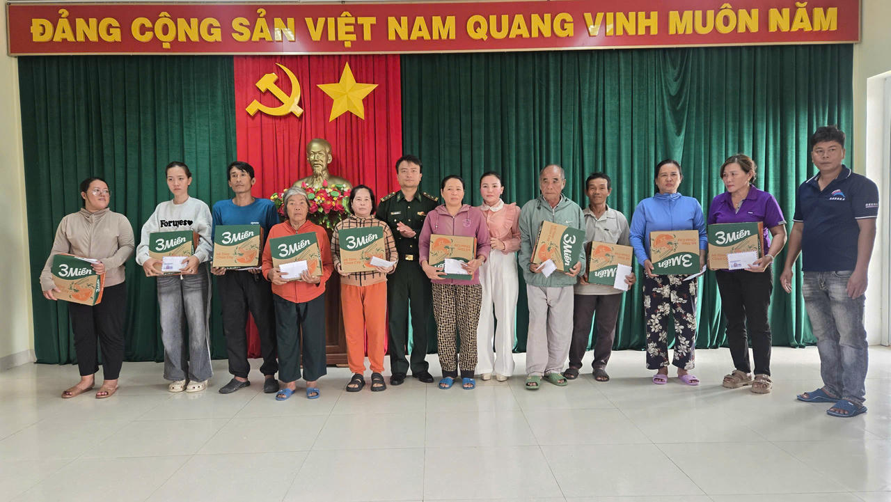 Phóng viên Báo PLVN trao quà cho bà con xã Nhơn Lý.