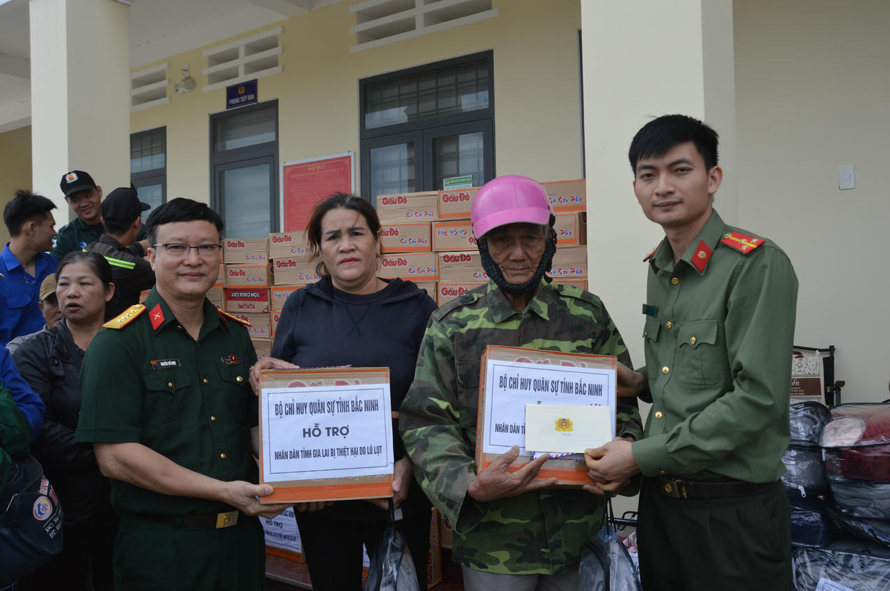 Bộ Chỉ huy quân sự tỉnh Bắc Ninh thăm, tặng quà hỗ trợ người dân tỉnh Gia Lai