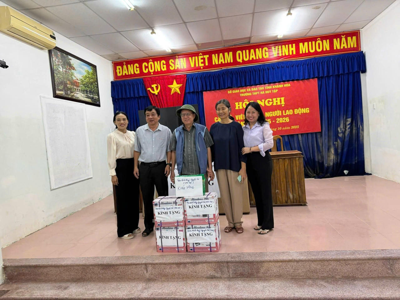 Những món quà tình nghĩa được gửi tới bà con phường Tây Nha Trang và thầy trò trường THPT Hà Huy Tập