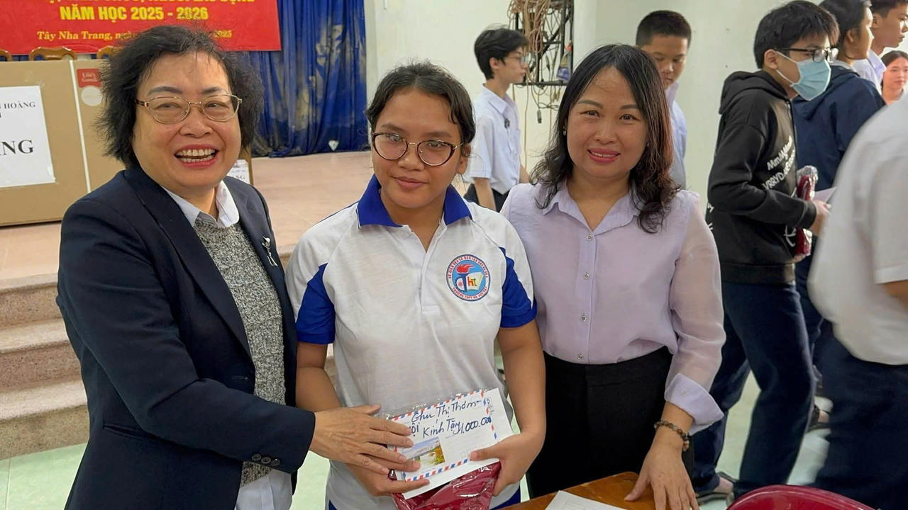 Những món quà tình nghĩa được gửi tới bà con phường Tây Nha Trang và thầy trò trường THPT Hà Huy Tập