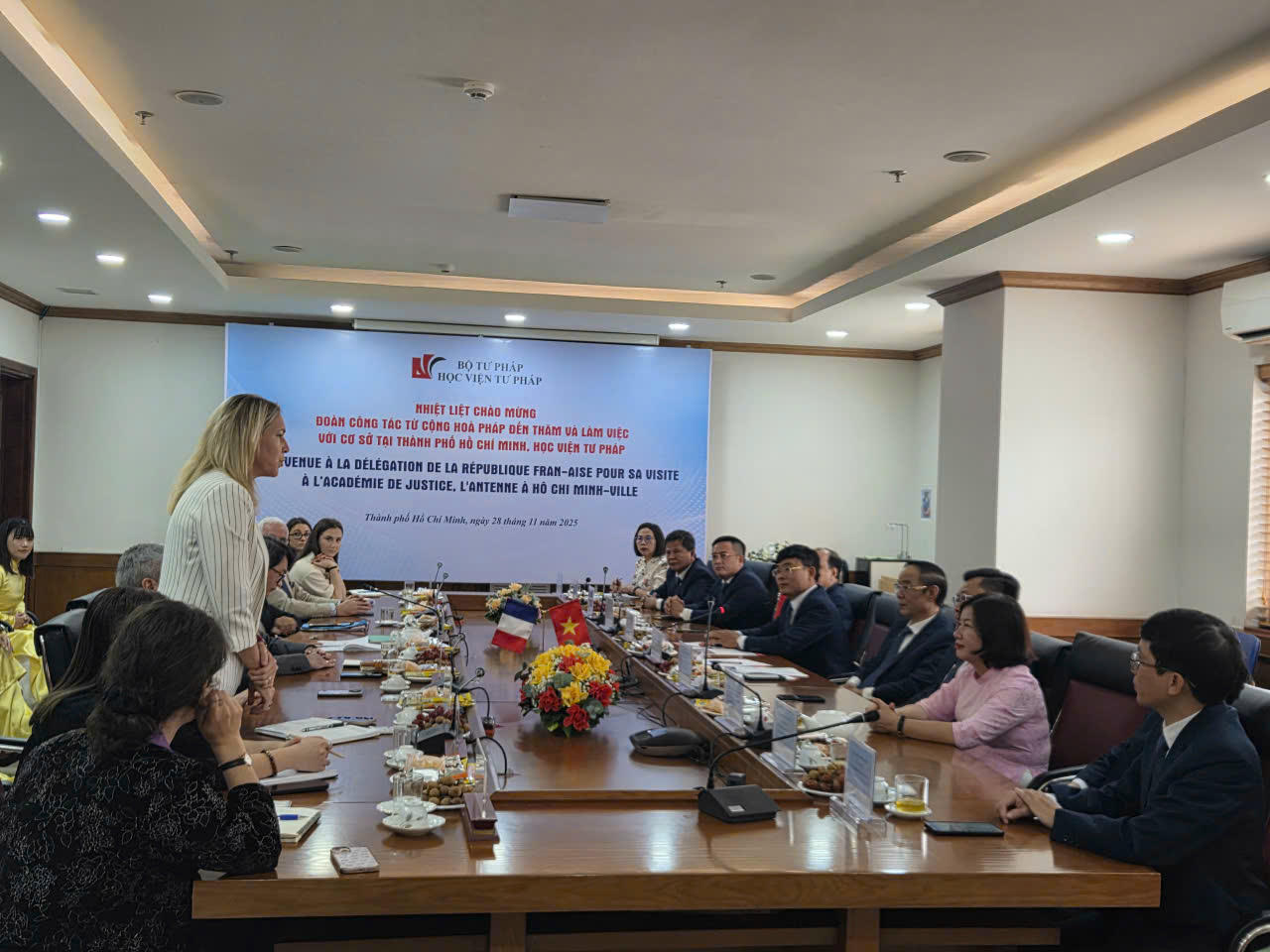 Quang cảnh buổi làm việc. 