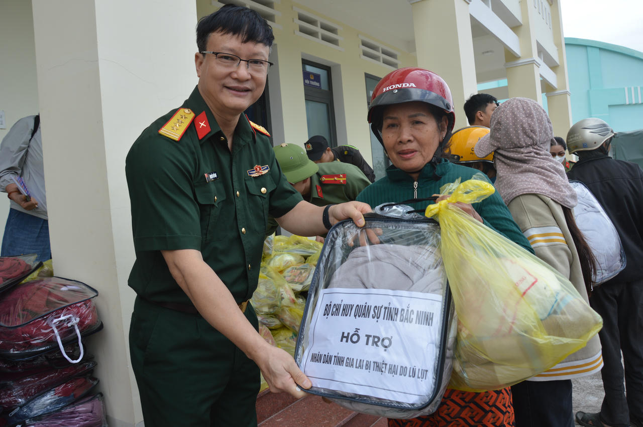 Đoàn công tác của Bộ CHQS tỉnh Bắc Ninh những phần quà là những nhu yếu phẩm thiết yếu cho bà con nhân dân xã Tuy Phước Bắc (Gia Lai)