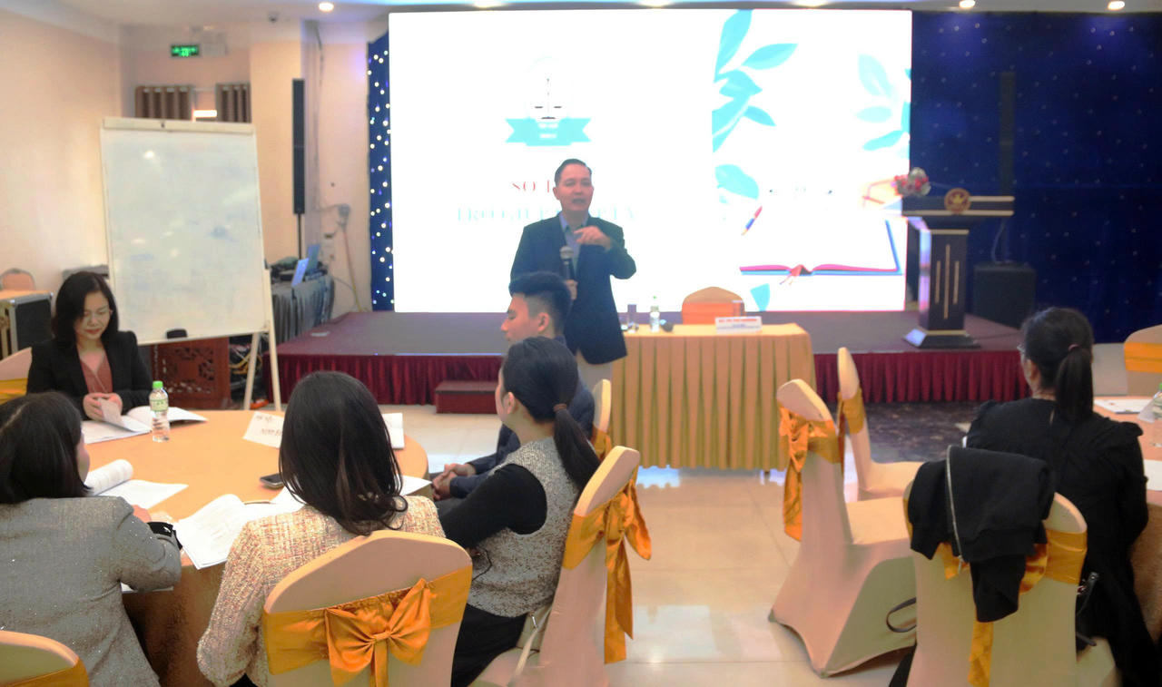 Ông Võ Vũ Liêm - Giám đốc Trung tâm trợ giúp pháp lý nhà nước số 2 tỉnh Vĩnh Long trao đổi các nội dung Sổ tay TGPL cho các đại biểu