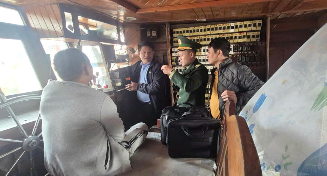 Cán bộ Đồn Biên phòng Lý Hòa kiểm tra, đối chiếu dữ liệu giám sát hành trình của tàu cá vi phạm.