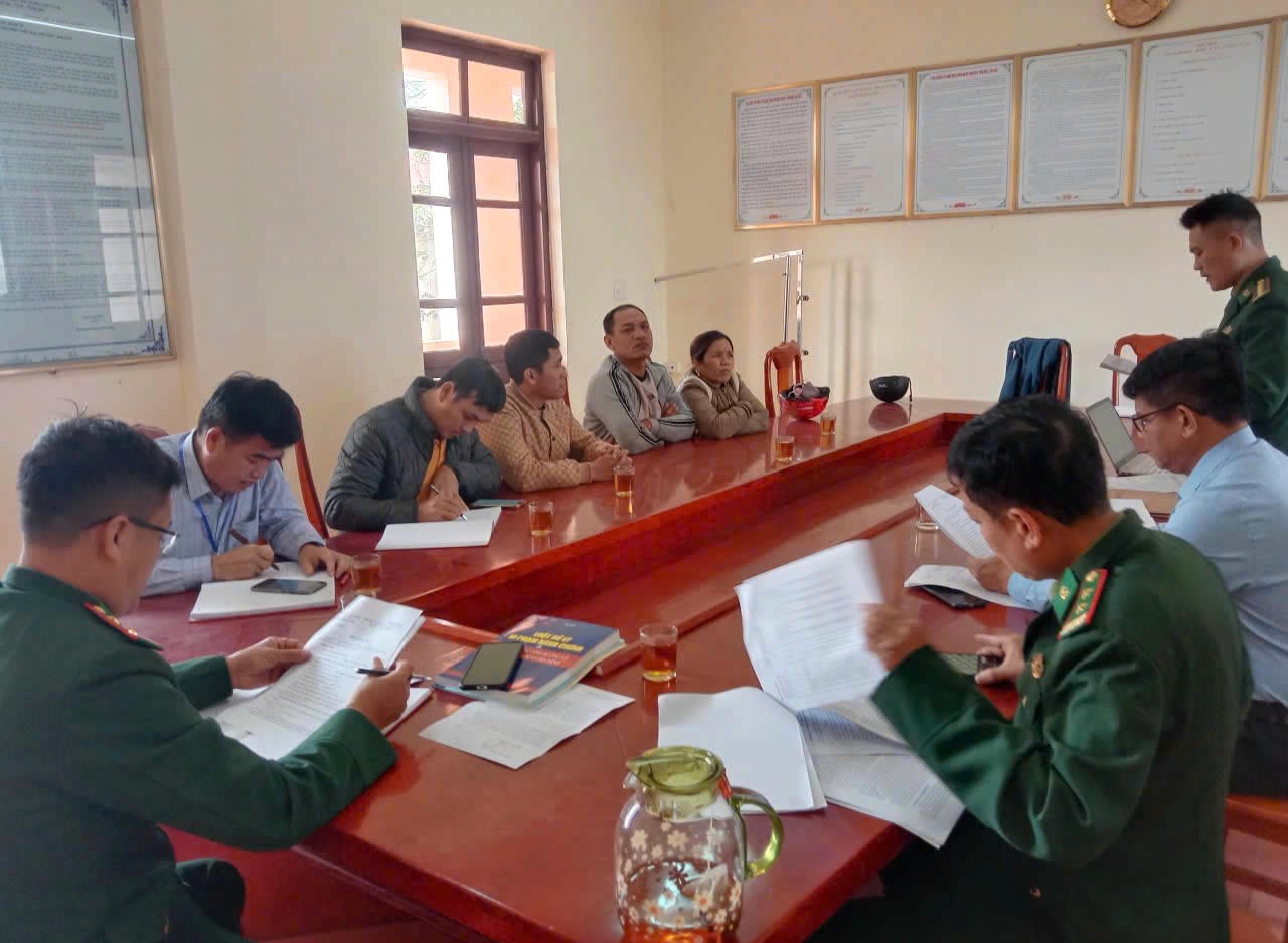 Đại diện các cơ quan chức năng làm việc với hai chủ tàu cá xã Đông Trạch về việc không báo cáo vị trí theo quy định.