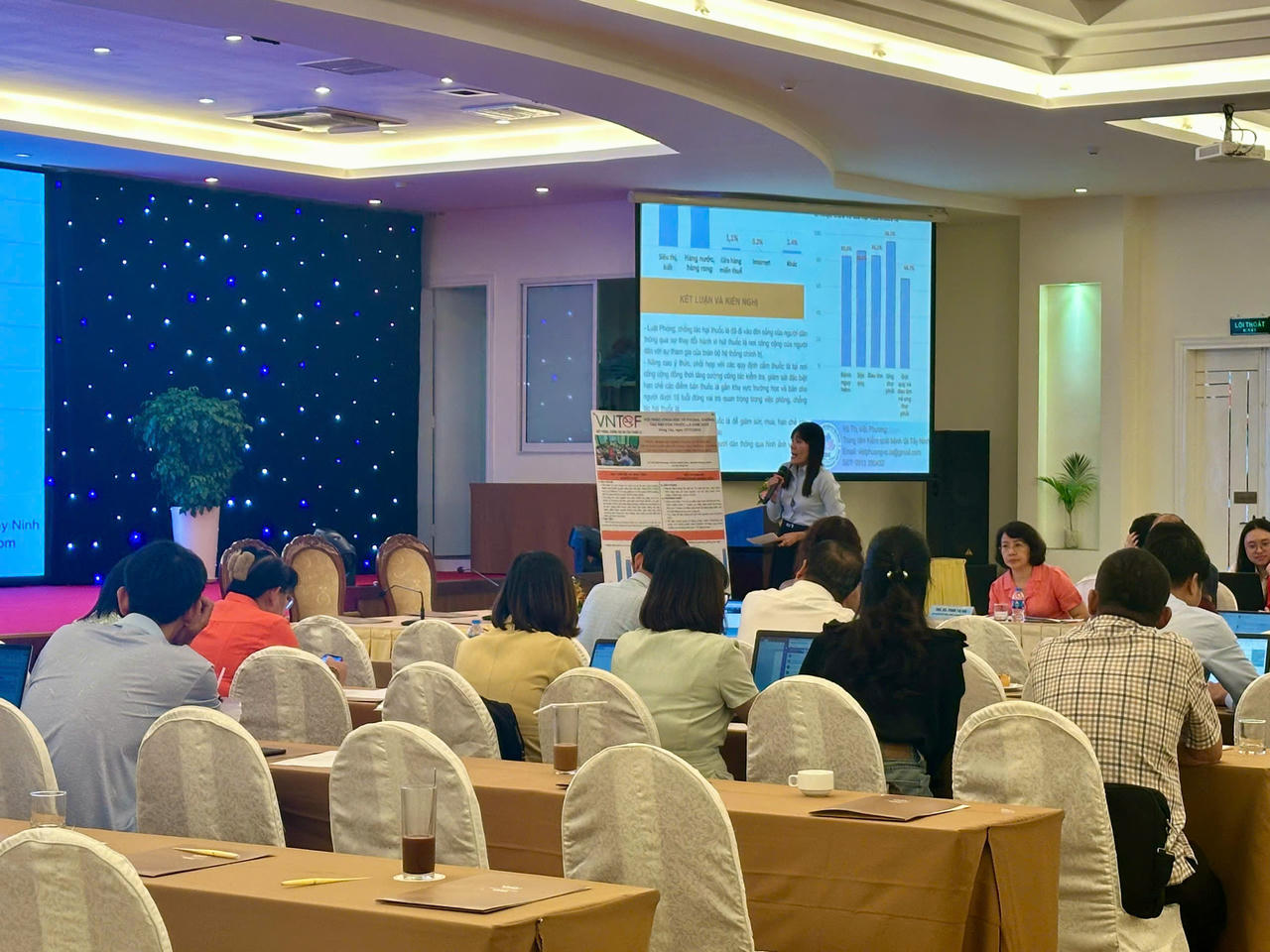 GS.TS. Hoàng Văn Minh - Hiệu trưởng Trường Đại học Y tế công cộng điều hành phần thảo luận.