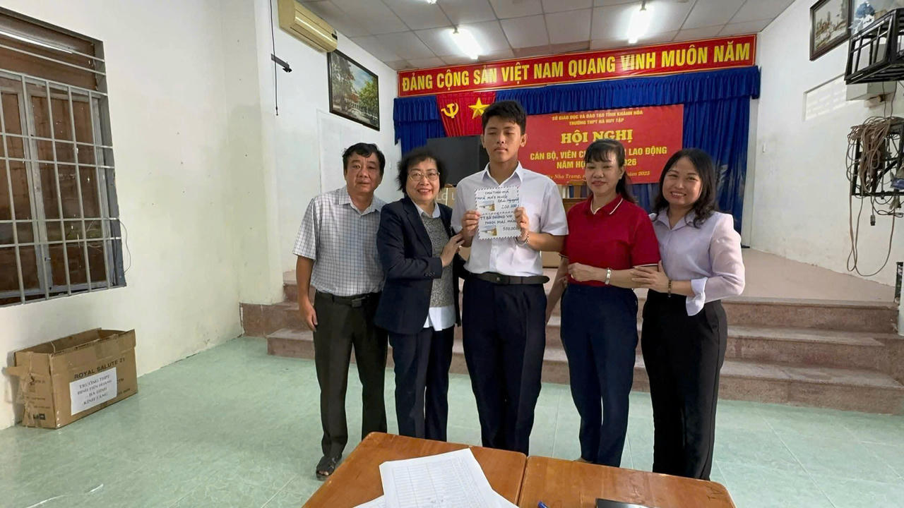 Những món quà tình nghĩa được gửi tới bà con phường Tây Nha Trang và thầy trò trường THPT Hà Huy Tập