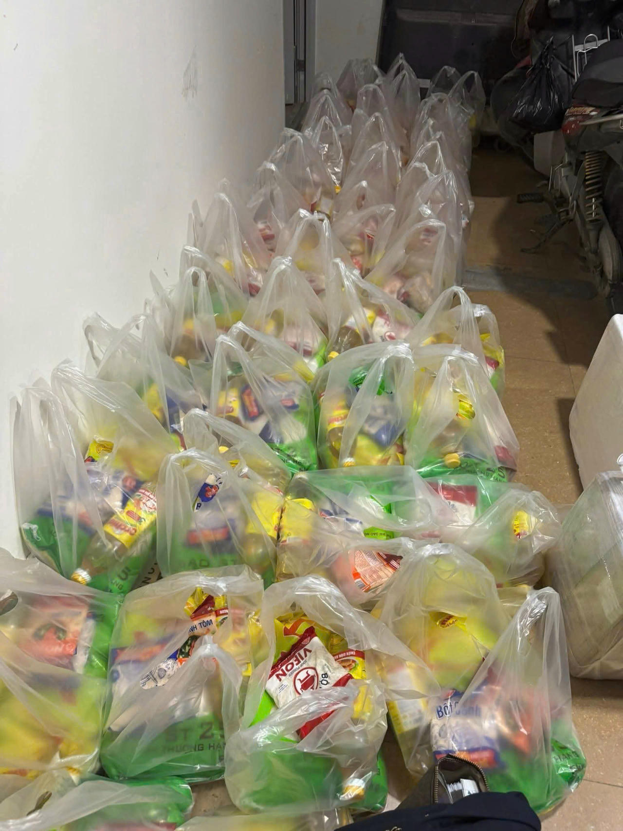 Những món quà tình nghĩa được gửi tới bà con phường Tây Nha Trang và thầy trò trường THPT Hà Huy Tập