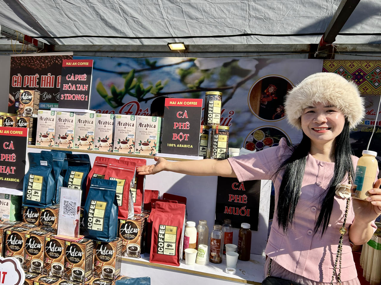 Bà Trần Thị Thu Hải - Phó Giám đốc Công ty TNHH Hải An chia sẻ: “Tham gia Tuần Du lịch – Văn hóa Lai Châu, chúng tôi mong muốn quảng bá sâu rộng hơn sản phẩm cà phê Điện Biên. Đây là cơ hội để kết nối với người tiêu dùng các tỉnh lân cận, đặc biệt là Lai Châu”.