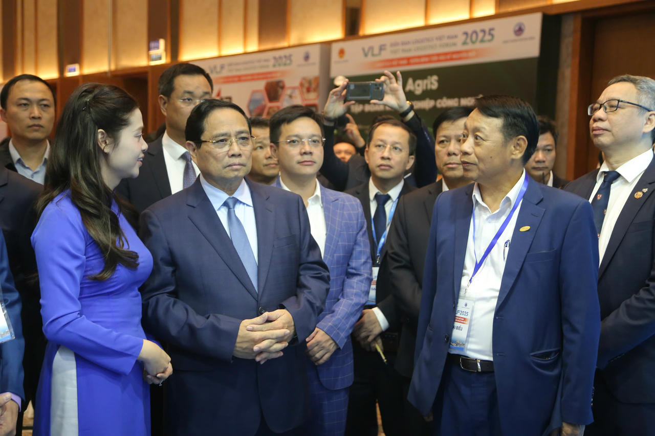 Thủ tướng Chính phủ Phạm Minh Chính tham quan các gian trưng bày tại Diễn đàn Logistics Việt Nam 2025.