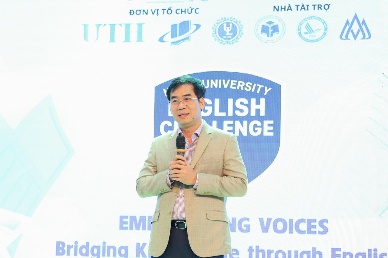 TS. Lê Trường Sơn, Hiệu trưởng ULAW phát biểu tại buổi lễ.