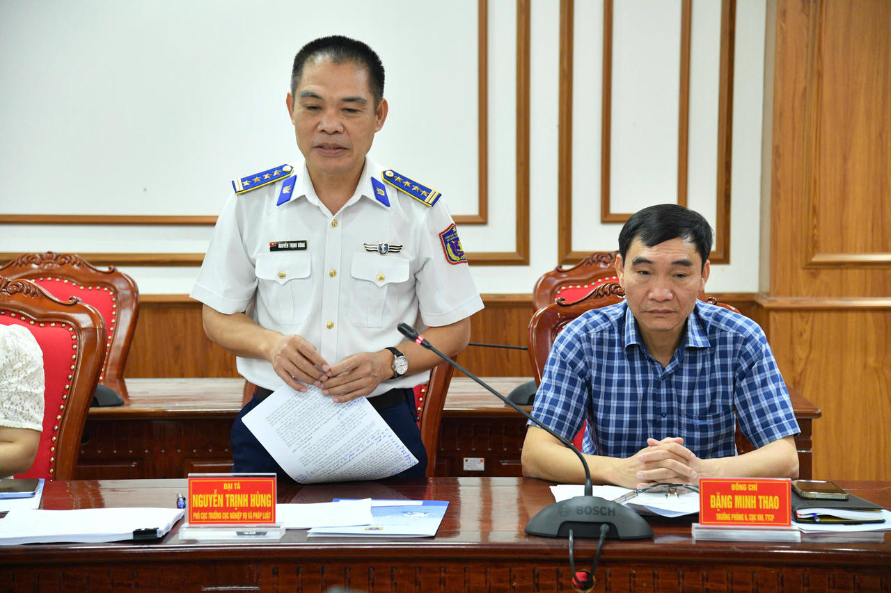 Đại tá Nguyễn Trịnh Hùng, Phó Cục trưởng Cục nghiệp vụ Cảnh sát biển Việt Nam, thành viên Đoàn thanh tra phát biểu tại buổi làm việc.