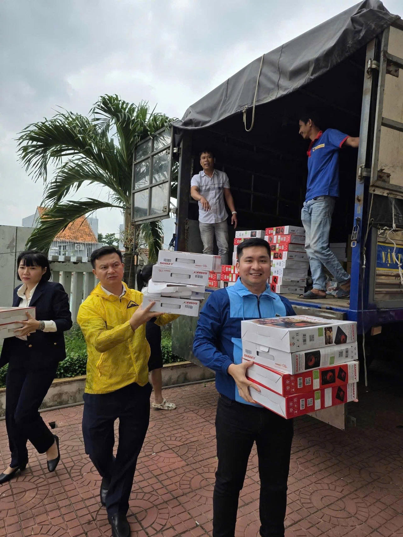 Thuế TP. Hồ Chí Minh vượt đêm đến với đồng nghiệp vùng lũ Tây Nguyên