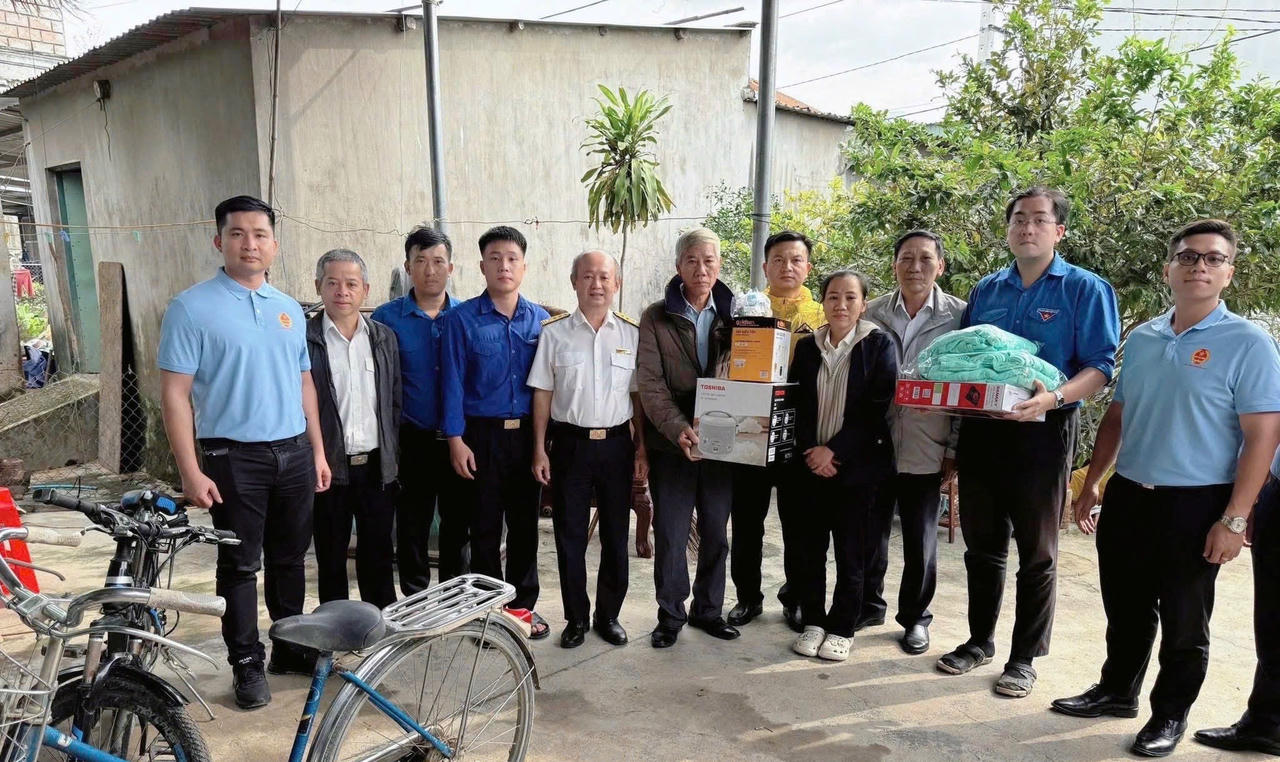 Thuế TP. Hồ Chí Minh vượt đêm đến với đồng nghiệp vùng lũ Tây Nguyên