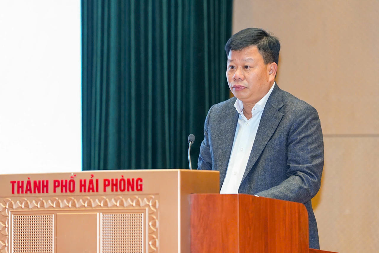 Phó Chủ tịch UBND TP, Trưởng Ban Quản lý Khu kinh tế Hải Phòng Lê Trung Kiên báo cáo tại Hội nghị.