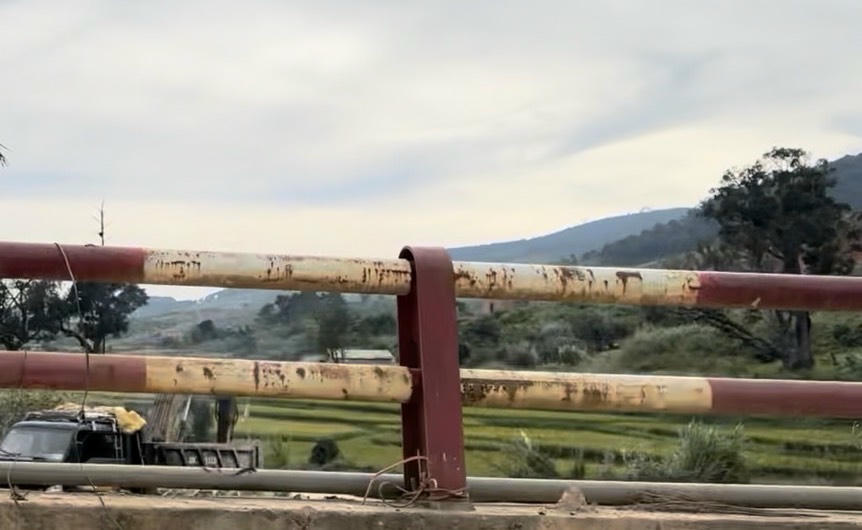 Khai thác cát ngay ở con suối giáp đường.