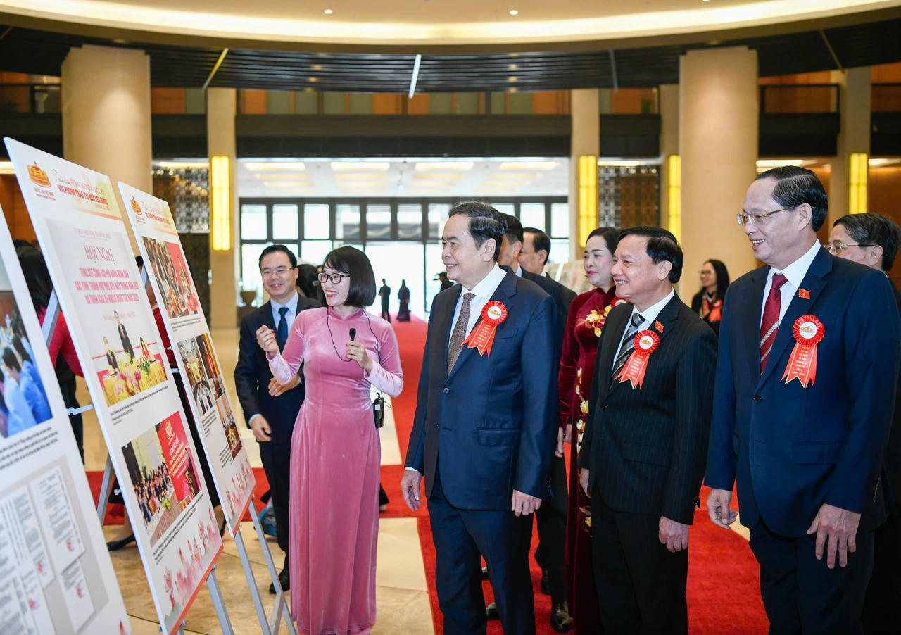 Chủ tịch Quốc hội và các đại biểu&nbsp;tham quan Triển lãm ảnh.