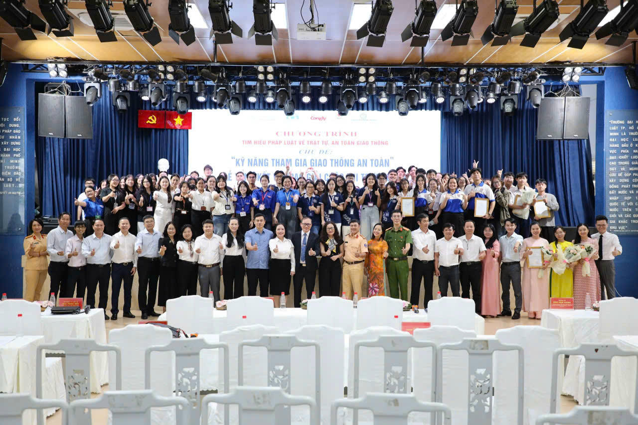 Các đại biểu chụp ảnh lưu niệm