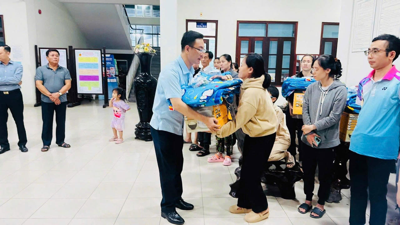 Thuế TP. Hồ Chí Minh vượt đêm đến với đồng nghiệp vùng lũ Tây Nguyên