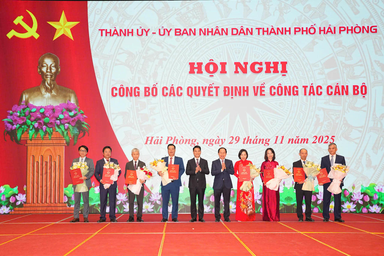 Lãnh đạo TP Hải Phòng trao quyết định, tặng hoa chúc mừng các cán bộ.