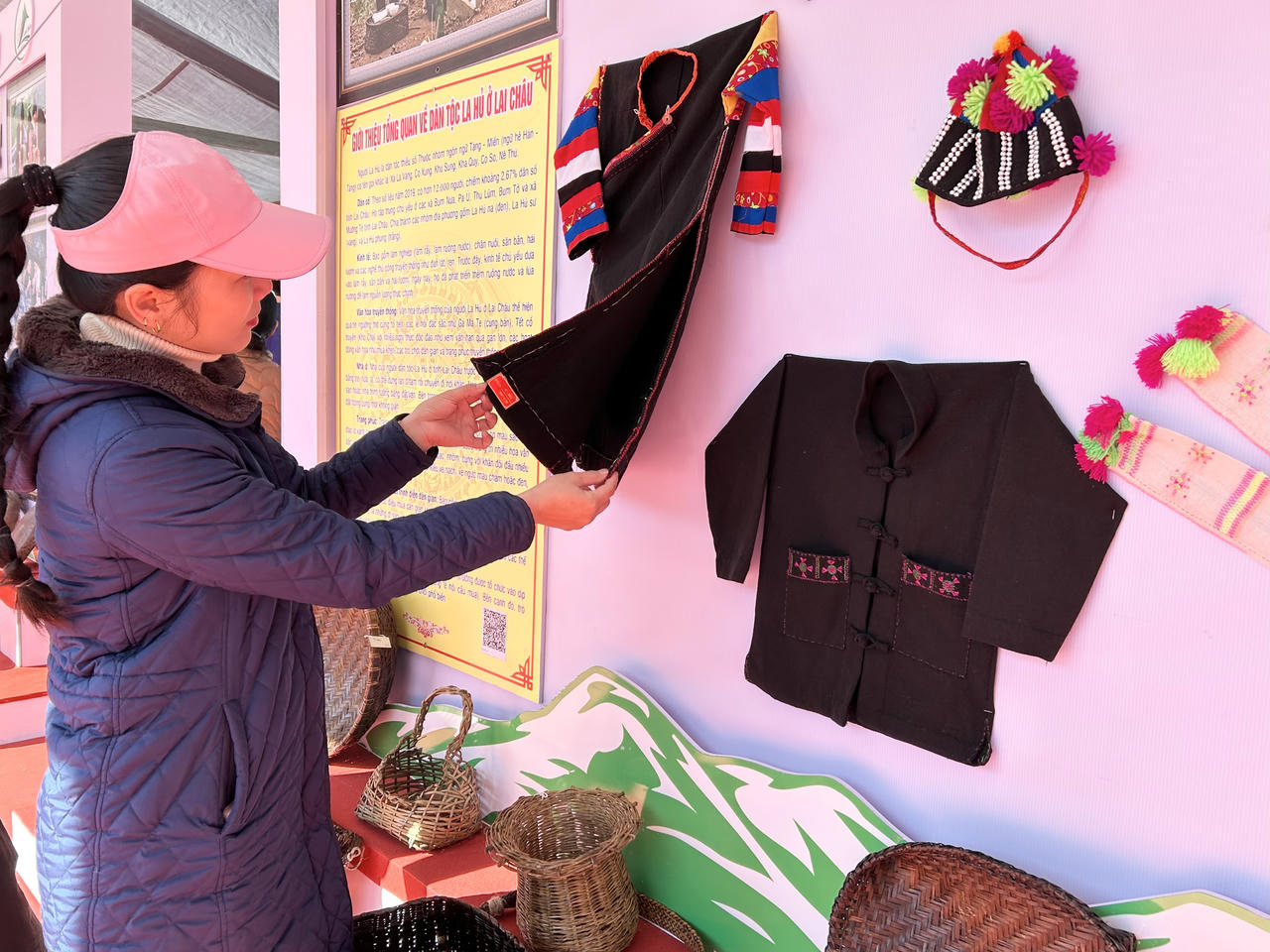 Bên cạnh đó, những bộ trang phục đặc trưng như váy thổ cẩm rực rỡ của người H’Mông, áo dài cổ thêu hoa văn tinh xảo của người Lự hay khăn piêu duyên dáng của người Thái,… được giới thiệu nổi bật, thể hiện sự tinh tế và sáng tạo trong nghệ thuật dệt may truyền thống.