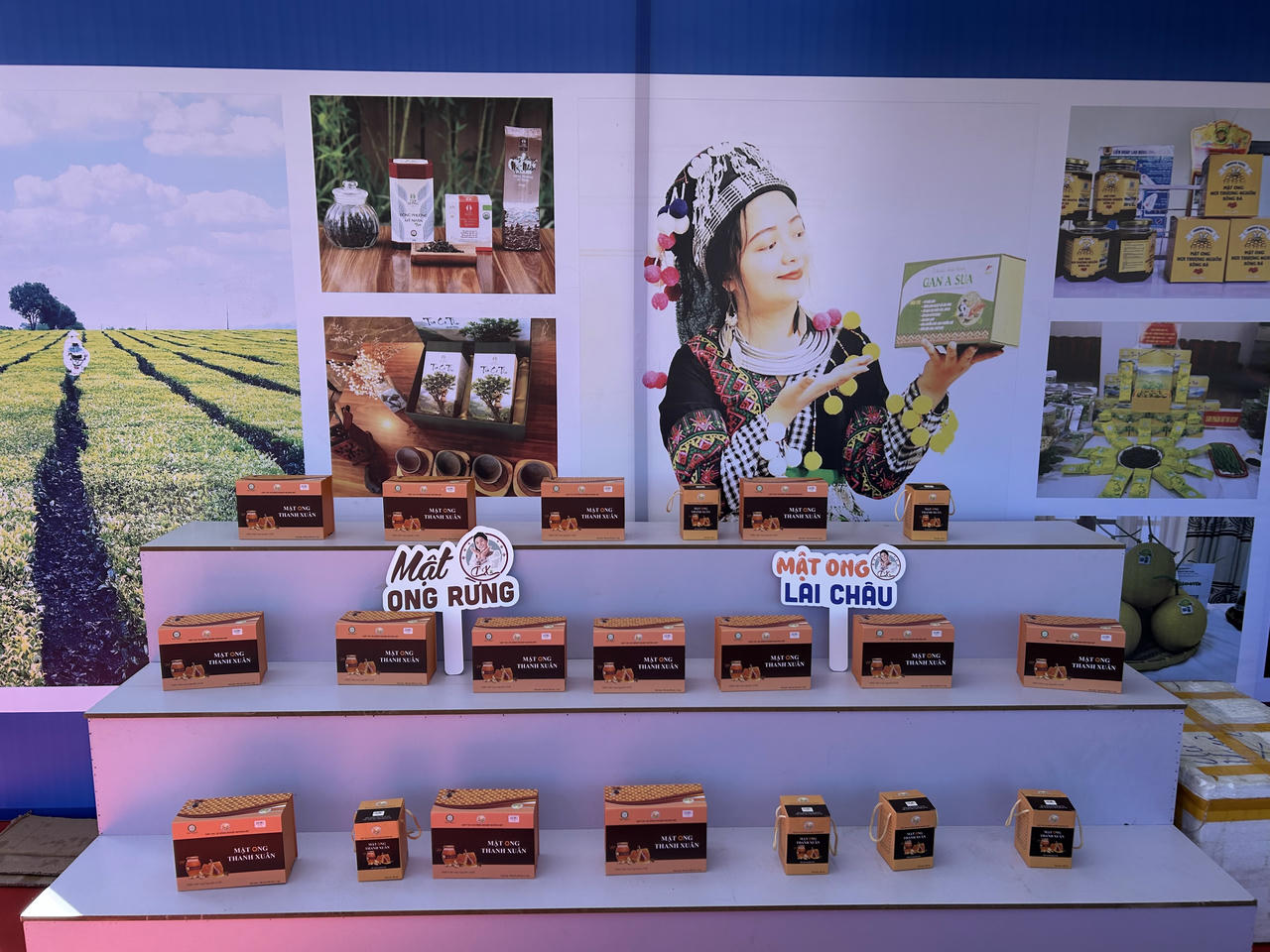 Bà Hoàng Thị Bắc, chuyên viên Chi cục Phát triển nông thôn và Quản lý chất lượng nông lâm thủy sản tỉnh Lai Châu cho biết: “Các sản phẩm trưng bày đều đã được kiểm soát theo danh sách sản phẩm OCOP và an toàn thực phẩm, có mã QR đầy đủ. Những sản phẩm không nằm trong danh sách đăng ký trưng bày sẽ được yêu cầu cất đi để đảm bảo đúng quy định”.