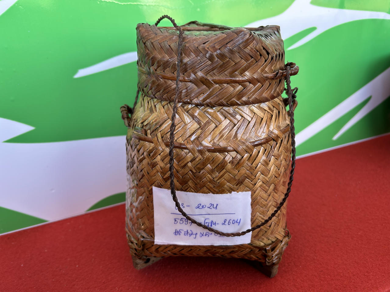 Các sản phẩm được giới trưng bày tại sự kiện không chỉ là những món quà lưu niệm độc đáo mà còn là minh chứng sống động cho bàn tay khéo léo và tâm huyết của các nghệ nhân.