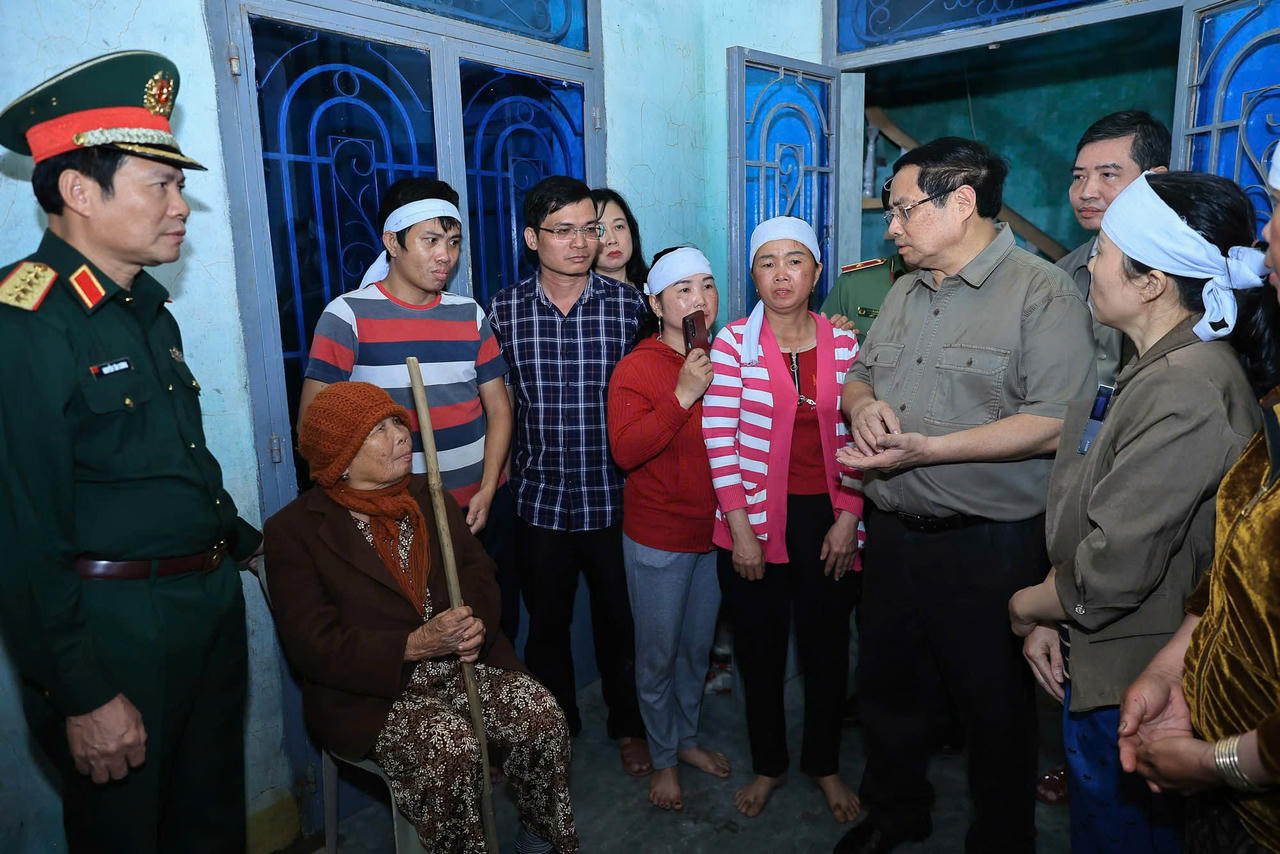 Thủ tướng Phạm Minh Chính thăm, động viên thân nhân gia đình có người bị thiệt mạng do mưa lũ.