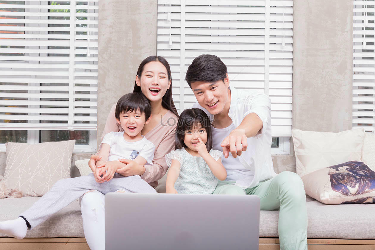 Trong xã hội hiện đại, các kênh truyền thông chính thống như báo chí 
không chỉ là “nguồn” thông tin mà còn là một lực lượng định hướng nhận thức. 
(Nguồn: Lovepink)