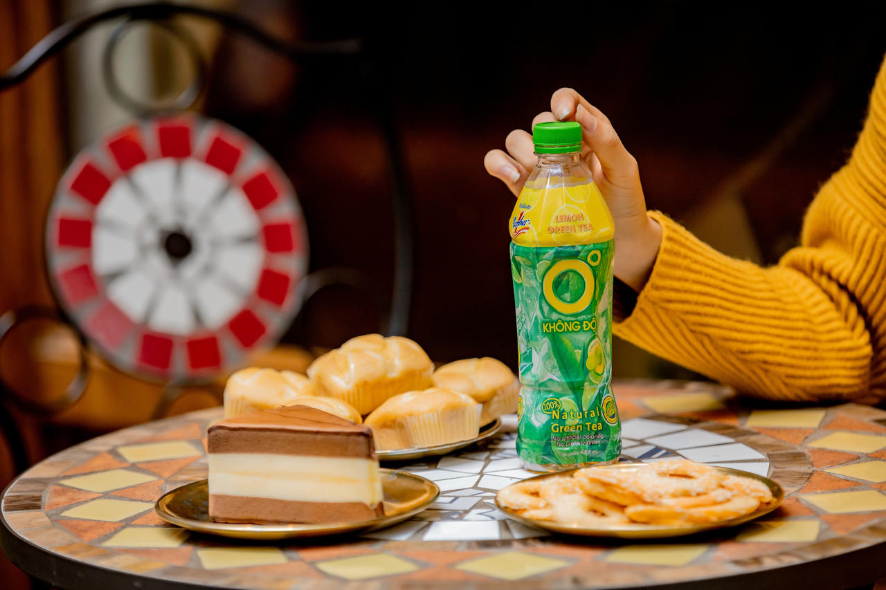 Nhiều người trẻ dành vài phút thư giãn với Trà Xanh Không Độ giữa nhịp sống hối hả để tinh thần sảng khoái và cân bằng hơn.