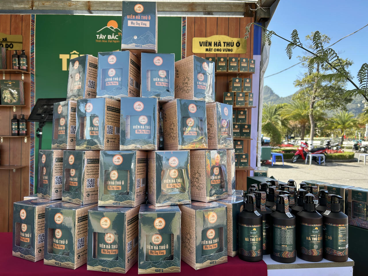 Bên cạnh đó, nhiều nông sản đặc trưng như khoai sâm, dược liệu các loại… cũng được giới thiệu, mỗi sản phẩm đều gắn liền với bản sắc văn hóa, con người và thiên nhiên vùng Tây Bắc.