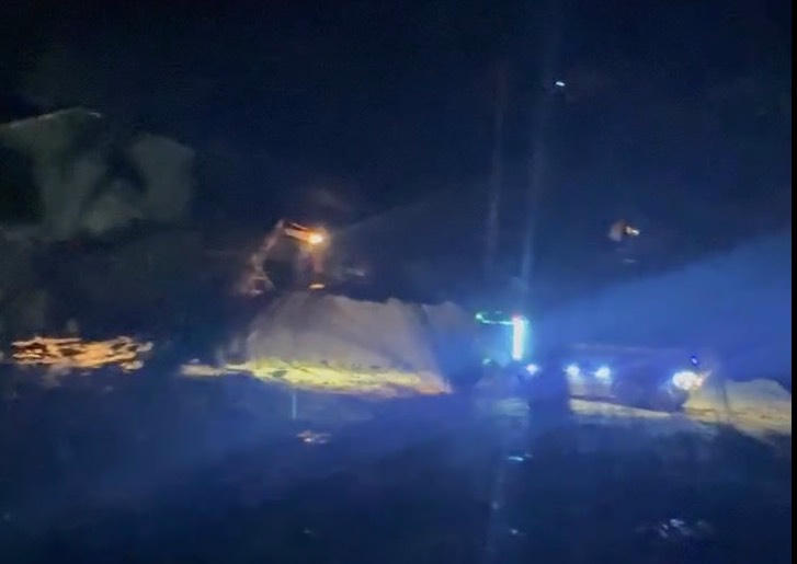 Máy móc hoạt động rầm rộ tại bãi khai thác, tập kết cát.