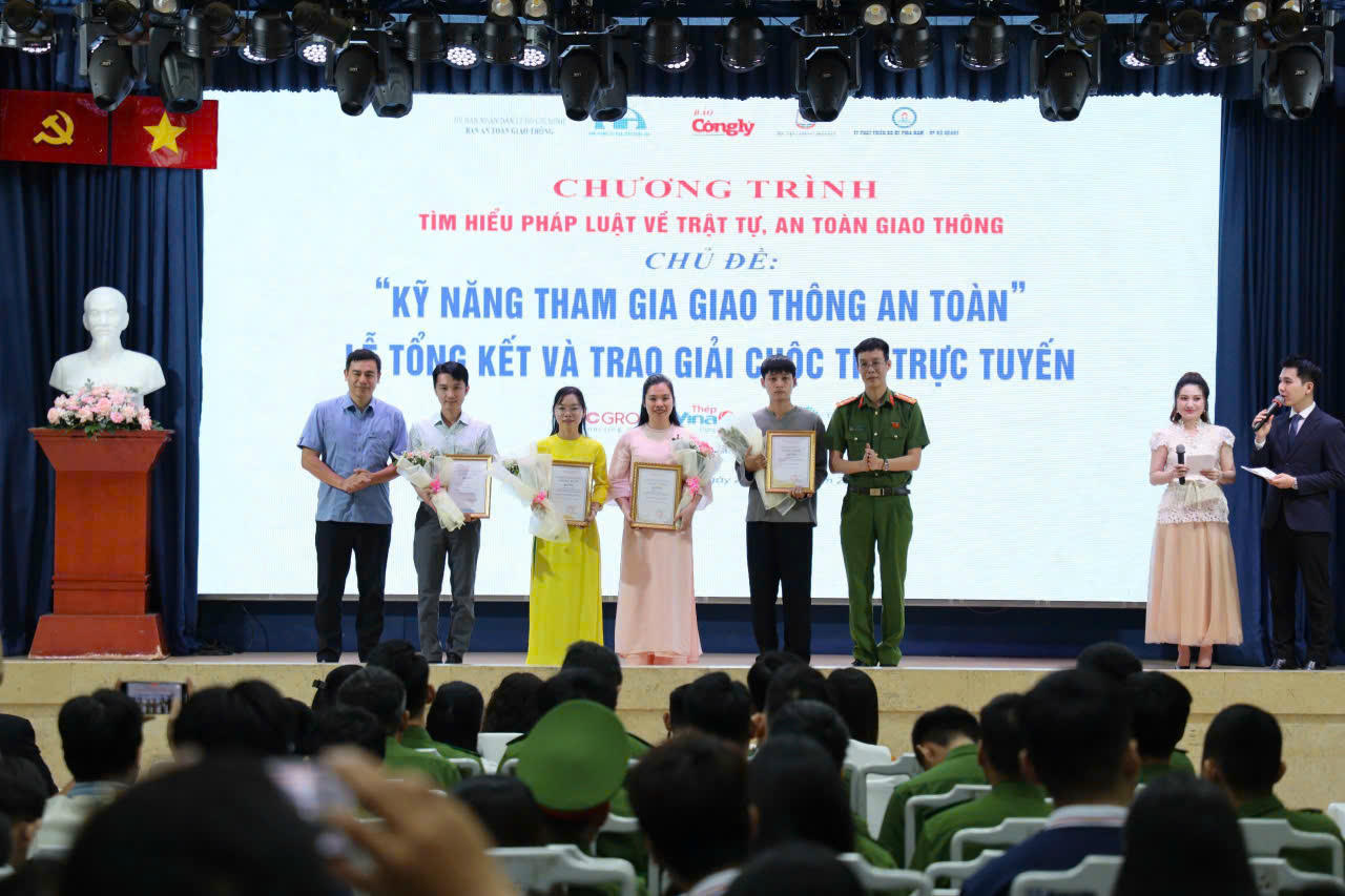 Trao giải cho các thí sinh 