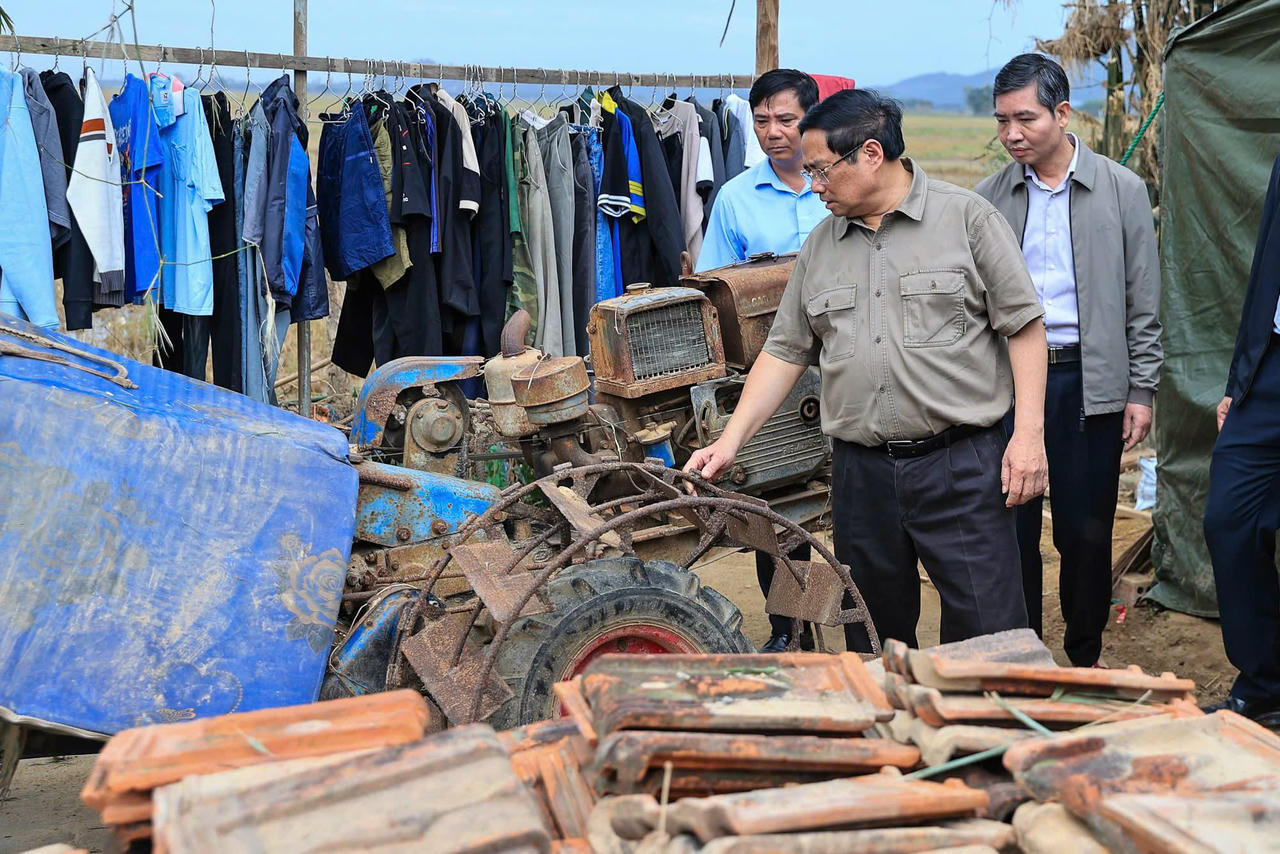 Thủ tướng thăm, động viên người dân vùng lũ Đắk Lắk