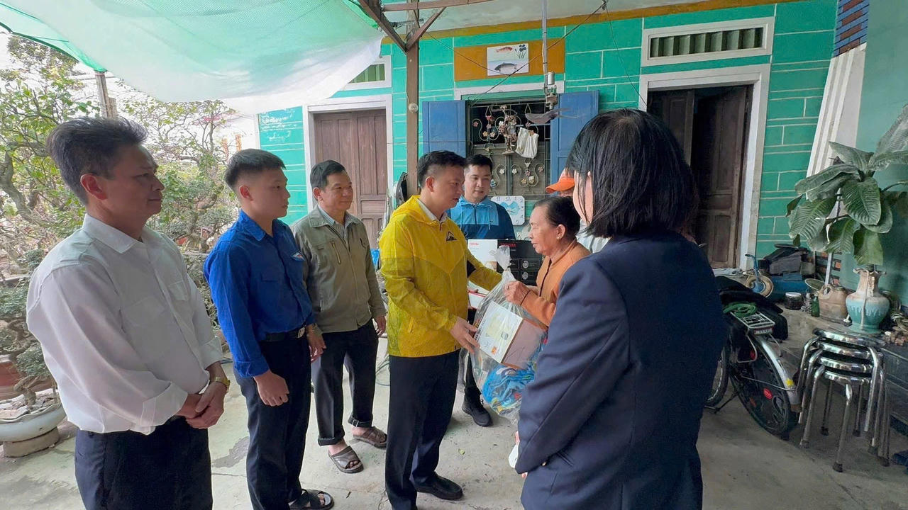 Thuế TP. Hồ Chí Minh vượt đêm đến với đồng nghiệp vùng lũ Tây Nguyên