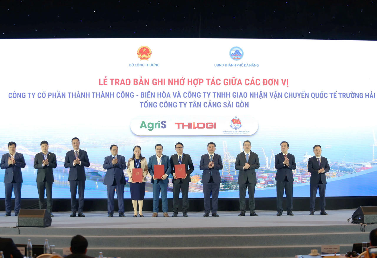 Thủ tướng Phạm Minh Chính (thứ 4, bên trái sang), Bộ trưởng Bộ Công Thương Nguyễn Hồng Diên (thứ 4, bên phải sang), Bí thư Thành ủy Lê Ngọc Quang (thứ 3, bên trái sang) chứng kiến lễ trao biên bản ghi nhớ, hợp tác giữa các đơn vị, doanh nghiệp.